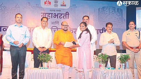 Guardian Minister Gulabrao Patil, Minister Anil Patil, MLA Suresh Bhole, Collector Ayush Prasad, G.P. CEO Ankit, Superintendent of Police Dr. Maheshwar Reddy.