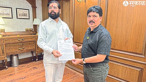 Eknath Shinde giving a copy of the order to Farooq Shah.