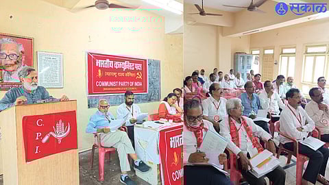 Speaking at the state level conference of the Communist Party of India, Dr. Bhalchandra Kongo. Along with various office bearers of the party.