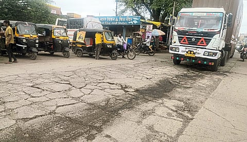 चाकणच्या रस्त्यांची अवस्था बिकट