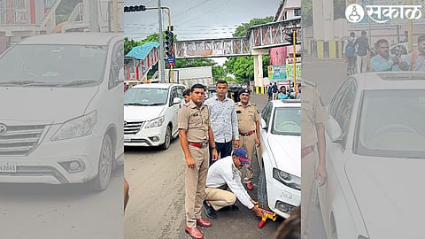 Traffic police jammer a vehicle illegally parked in front of Garuda Complex in the city.