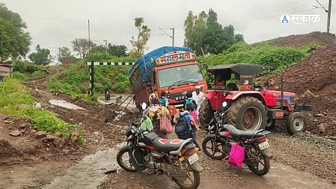 Satara: रेल्वे पुलाच्या तोंडावरच रुतला ट्रक, स्टेशनला जाणारा रस्ता बंद; नागरिकांची गैरसोय