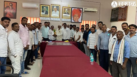 Officials welcoming Shiv Sena (Uddhav Balasaheb Thackeray) party chief Rajendra Patil.