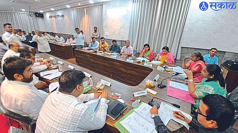 Commissioner Amita Dagde-Patil speaking in the Administrative General Assembly of the Municipal Corporation. Adjacent Additional Commissioner Karuna Dahale, Municipal Secretary Manoj Wagh and officials.