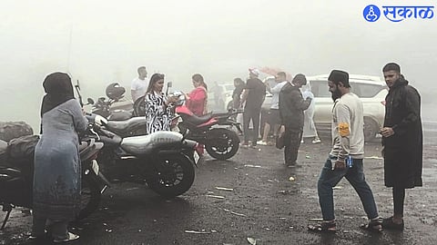 Crowd of tourists at the waterfall and Untdari.