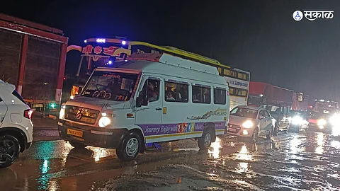 Pune Bangalore Highway: हजारो खड्ड्यांमुळे पुणे बंगळूर महामार्ग ब्लॉक; पोलिसांची भर पावसात शिकस्त!