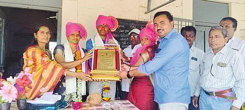 खानवटे येथे राजेंद्र मेंगडे यांचा निरोप समारंभ