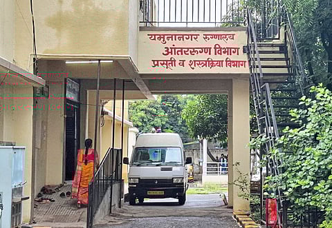 गर्भवती महिला वॉर्डातल्या खाटेवरच प्रसूत