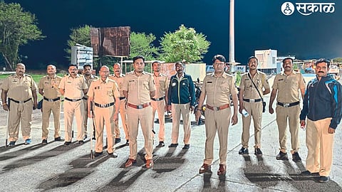 Police officers and employees present on the highway for inspection during the blockade.
