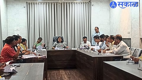 Commissioner and Administrator Amita Dagde-Patil speaking in Municipal Administrative Standing Committee meeting. Additional Commissioner Karuna Dahale, Municipal Secretary Manoj Wagh and other officials are nearby.