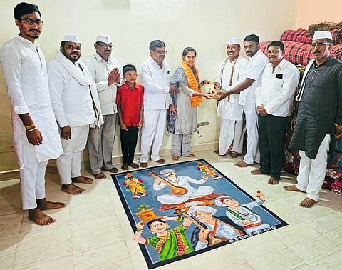 बावडा येथे रांगोळीतून
तुकोबांची प्रतिकृती