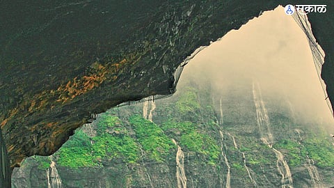पावसाळी पर्यटनातील धोके आणि इशारे