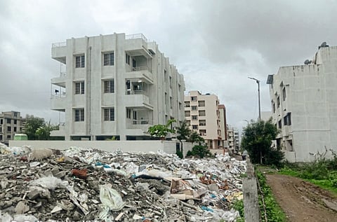 रावेतच्या एस. बी. पाटील शाळेजवळ
कृत्रिम कचरा डेपो; रहिवासी त्रस्त