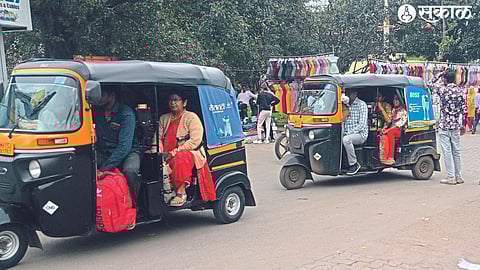 Citilink bus drivers' strike continues dangerous journey with extra passengers in rickshaws
