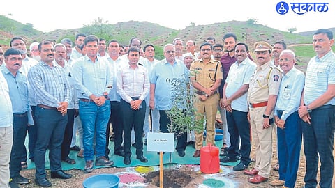 Amrishbhai Patel, Abhinav Goyal, Vishal Narwade, Srikant Dhiware, Nitin Kumar Singh, Tushar Randhe, Devendra Patil, Hiraman Bhil etc. were present during the tree plantation drive.