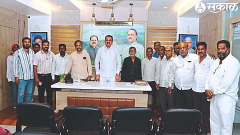 Minister Anil Patil and others present on the occasion of providing assistance to Sheikh Shahid's family