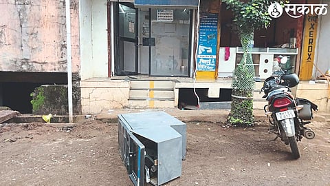 Boradi (T. Shirpur) ATM machine dragged away by thieves. In the second photograph, the police inspecting the scene of the incident.