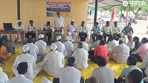 Kisan Morcha State General Minister Bindu Sharma while giving information about crop insurance. Along with the farmer brother.