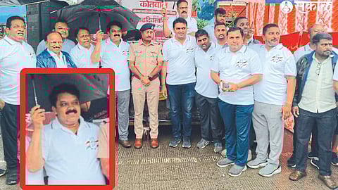 At the inauguration of the marathon, BJP leader Dr. A t-shirt with the Congress party symbol worn by Kumbharde.