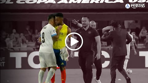 Luis Suarez try to bite colombian player
