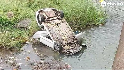 An accident-prone car fell into the river after breaking the bridge on the Dugaon-Gangapur road near the Gangapur dam.