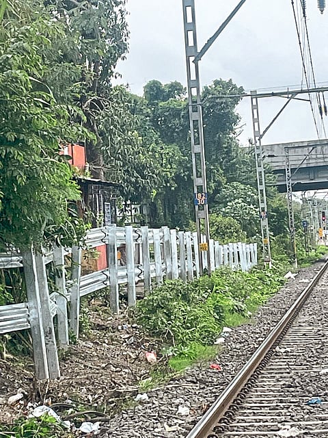 पन्नास पावलांवर स्मशानभूमी; मात्र वळसा दीड किलोमीटरचा