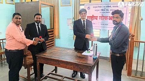 Dagaon Judge J. M. Agnihotri, Adv. Virendra Vikram and Sagar Thombre of State Bank thanking Sushil Jadhav.
