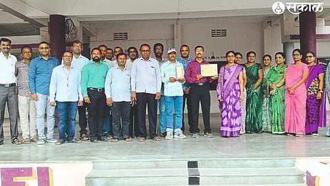 Officers, Headmaster and teaching staff while accepting the 'Sunder School' award from Group Education Officer Shailesh Dakhne.