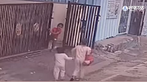 pimpri chinchwad girl died after iron gate collapsed in Bopkhel Video goes viral