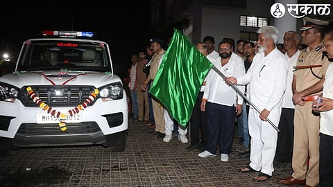 Guardian Minister Dada Bhuse flagging off the fleet of new vehicles. Along with Commissioner Sandeep Karnik and others.