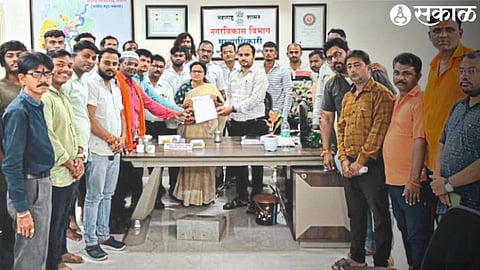 Vaishali Suryavanshi giving a statement and warning of protest to Municipal Commissioner Mangesh Deore regarding the plight of roads and lack of civic facilities.