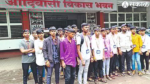 Students came to Adivasi Vikas Bhawan to demand the transfer of clerks and soldiers in the Government Ashram School.