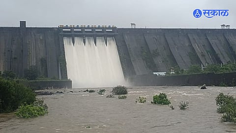 धरणाचे पाचही दरवाजे उघडले; गावांना सतर्कतेचा इशारा; पावसाचा जोर कायम