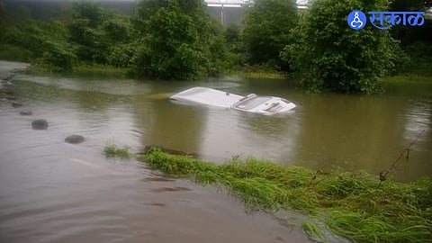 धरणाच्या गेटजवळ पार्टी करताना पाच मित्र तानसा नदीत कारसह वाहून गेले.