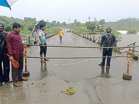 सांगवी-हरतळी गावांना
जोडणारा पूल पाण्याखाली