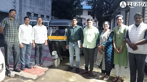 Stolen rickshaw seized. along with a team of the Special Branch of the City Crime Branch.