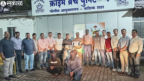 Two suspects who dragged the gold texture in the Adgaon area. Along with the team of Unit One of the City Crime Branch.