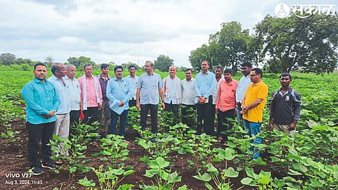 Provincial Officer Manish Kumar Gaikwad, Tehsildar Dr. Ulhas Deore, Talathi and villagers.