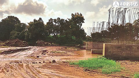 Partially constructed bridge over deep and Ghosal drain on Kondaibari-Amli route. At present, the work of this bridge is closed, and as an alternative road has not been laid there, one has to travel through the mud through the potholes in the drain.