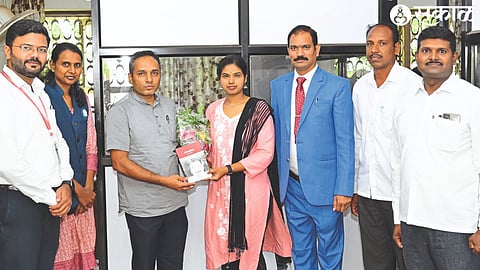 While congratulating Nisigandha Jadhav for passing the set exam, MVIPR Education Officer Dr. Nitin Jadhav, Principal Dr. Fellow professors including Gyanoba Dhabe and others.