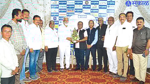 Guardian Minister Dada Bhuse while welcoming Abhay Supekar, editor of Uttar Maharashtra edition of 'Sakaal', on the occasion of his anniversary, with a bouquet of flowers on Wednesday. Along with Shiv Sena District Chief Sanjay Dusane, Pramod Patil, Sharad Kasar, 'Sakal' North Maharashtra Unit Head Sanjay Patil, Senior Advertising Manager Pankaj Pisolkar, News Editor Sanjay Wagh etc.