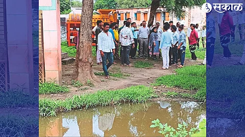 While inspecting the problems with the villagers, Aniket Patil, Snehal Shelar, Rajendra Dhas etc.