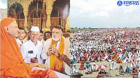 Mahant Ramgiri Maharaj delivering the sermon. MP Rajabhau Waje while taking blessings. Crowd in attendance.