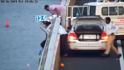 Atal Setu: अटल सेतूवर महिलेचा जीव देण्याचा प्रयत्न; पोलिसांच्या सतर्कतेमुळे वाचले प्राण, Video Viral