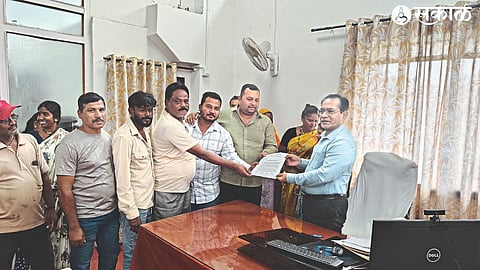 Jai Kotwal, Rameez Pathan, Dilip Lingayat etc. giving a statement to the Superintendent Engineer of Mahavitaran Jagdish Jadhav
