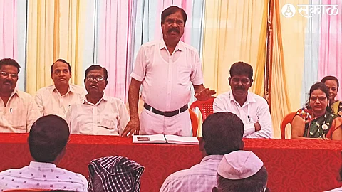 Former MLA Jiva Pandu Gavit while giving guidance in the meeting held regarding the filling of seventeen cadre vacant salary recruitment posts.