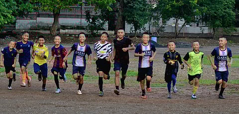 हरिभाई देवकरण प्रशालेच्या क्रीडांगणावर फुटबॉलचा सराव करण्यासाठी आलेले मणिपूरमधील नागा, कुकी व मैथेई समाजातील मुले.