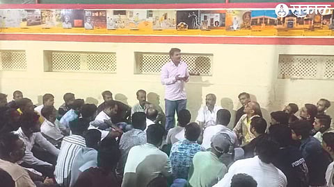 Coordinator Suraj Dayma speaking at the meeting of Public Ganeshotsav Corporations. Office bearers and workers of the boards present.