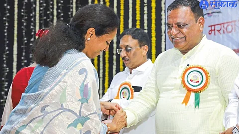 Supriya Sule tying rakhi to Balasaheb Kshirsagar.