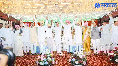 State President Nana Patole while raising his hands and raising the slogan of unity during the review meeting of the Congress Khandesh Division,